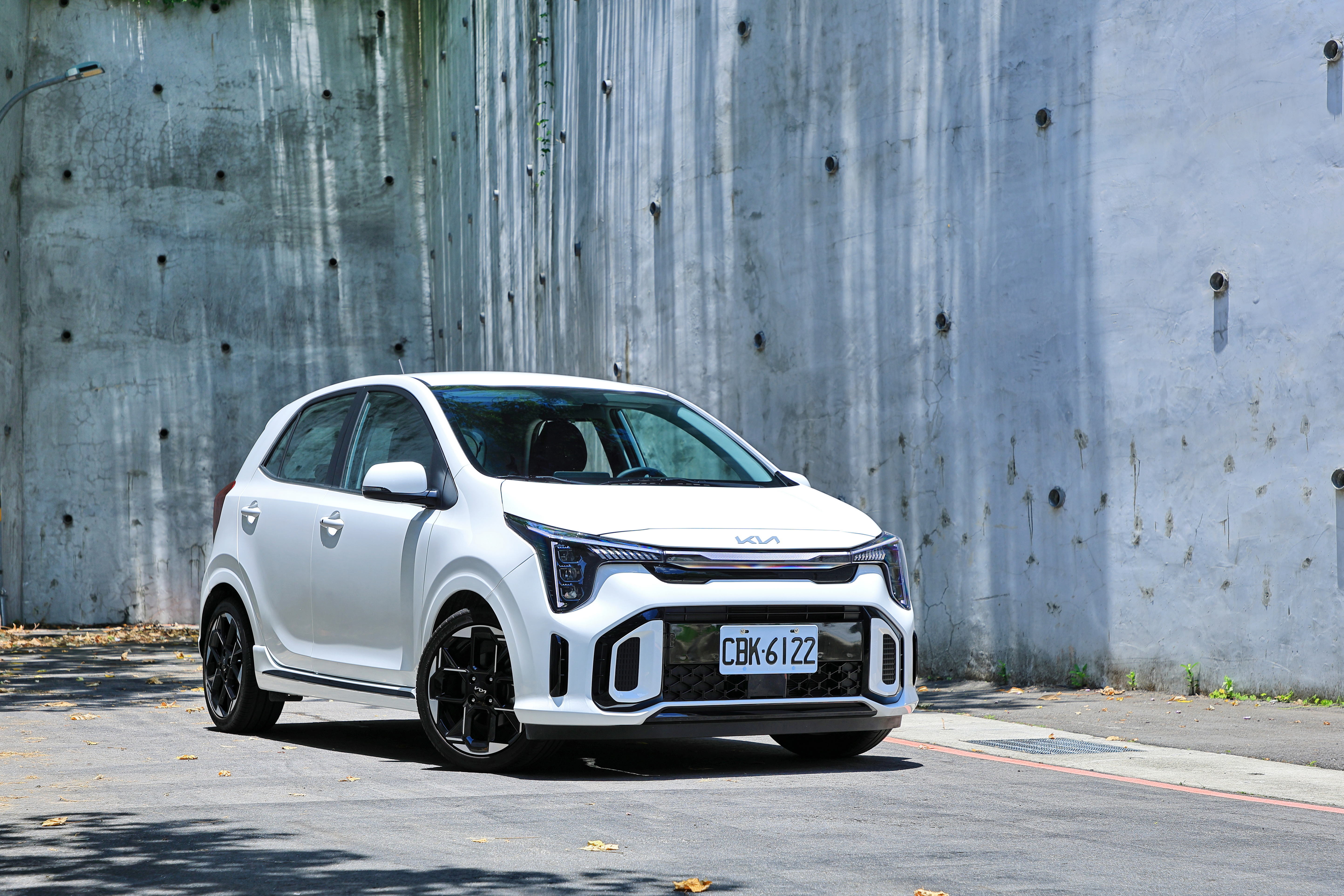 1. Kia全車系6月領牌數達1,500台後，7月領牌數再寫新猷達成1,580台，8月入主The new Picanto享首年低月付3,888元起購車方案。